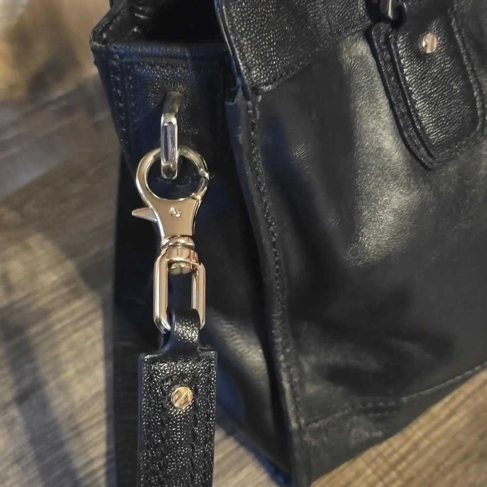 Elegant Black Leather Handbag - Picture 5 of 11